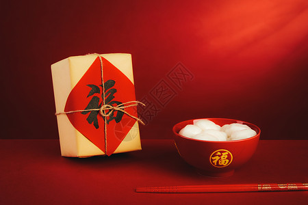 红色桌面上的元宵节汤圆高清图片