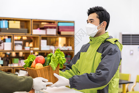 食品服务送货上门的生鲜果蔬配送员背景