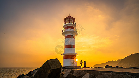 晚霞夕阳下的海边灯塔背景