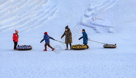 ps推特素材内蒙古冬季滑雪场游人游玩背景