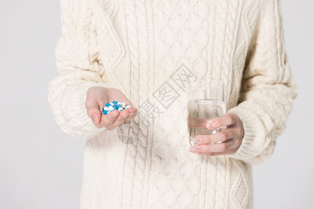 健康预防感冒青少年男生喝水吃药特写背景