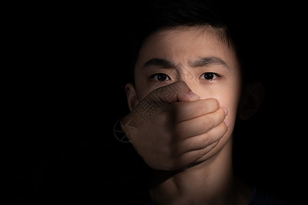 青少年遭受校园欺凌被捂住口鼻背景图片
