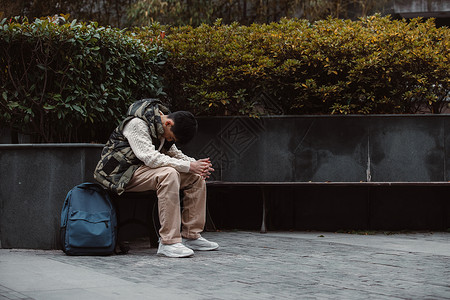 孤独自闭的青少年遭受校园暴力背景图片