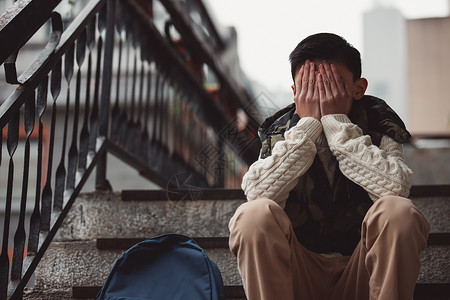 未成年暴力青少年小男孩遭受校园暴力背景