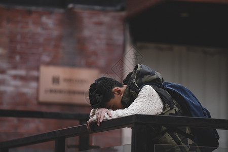 男孩坐在阳台上青少年未成年校园暴力安全教育背景