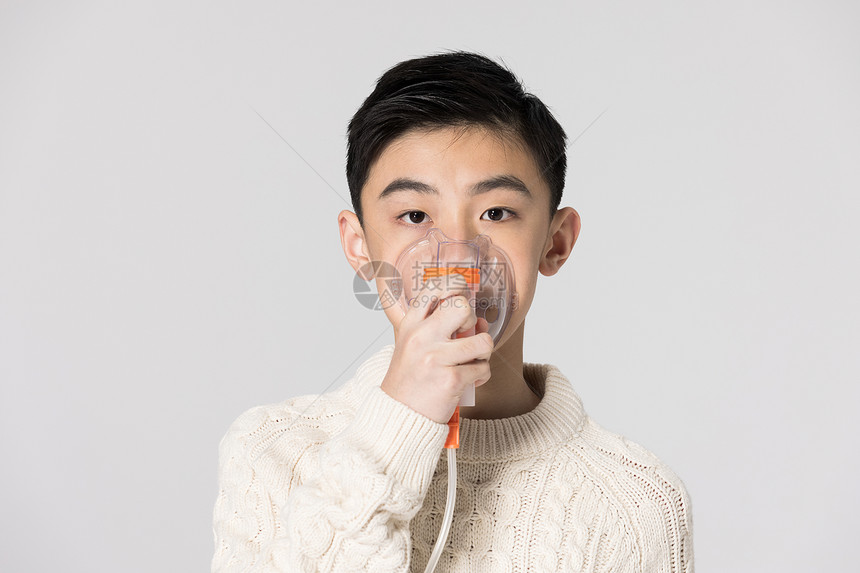 青少年男生佩戴氧气面罩图片