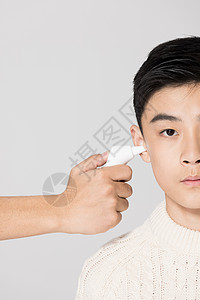 青少年儿童接受耳温枪测量体温图片