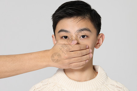 青少年遭受校园欺凌被捂住口鼻图片