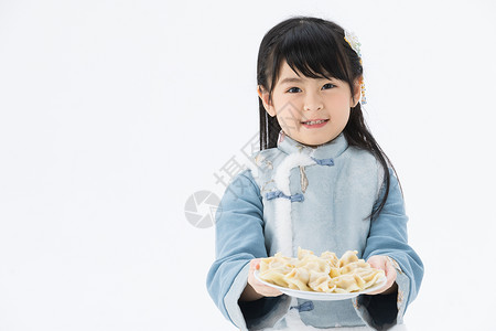 夹衣服端着一盘水饺的小女孩背景