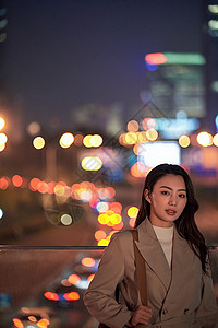 冬季夜晚都市女性背景图片