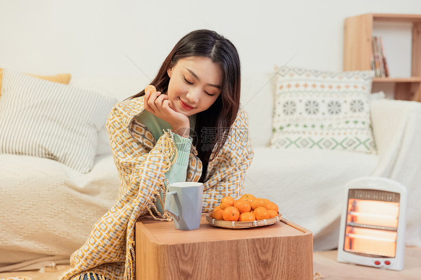 冬季美女休闲居家生活客厅里取暖图片