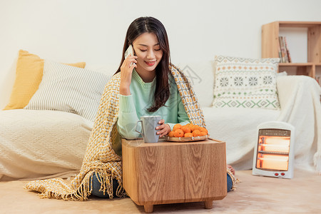 冬季单身女性独居休闲生活保暖冬季美女保暖独居生活打电话背景