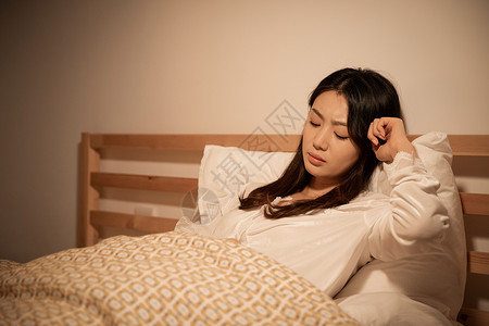 单身单身女性夜晚女性卧室失眠困扰背景