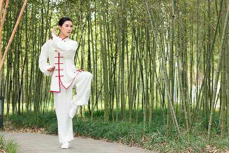 阴阳穿着练功武术服的女性背景