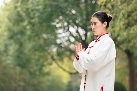 穿着练功武术服的女性抱拳高清图片