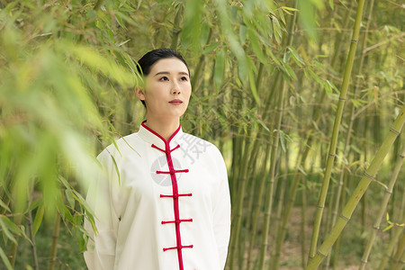 女性穿着练功服站在竹林里图片