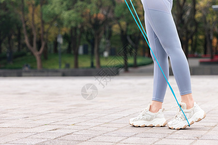 跳绳活动跳绳的女性脚部特写背景