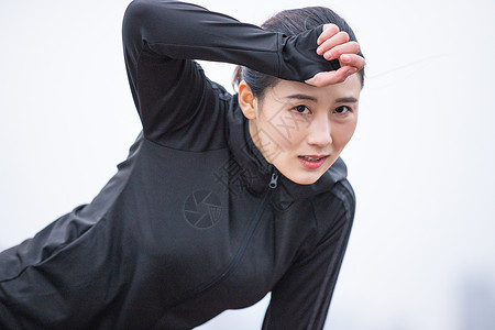 跑步健身中擦汗的女性运动的人图片