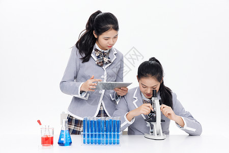 化学教学记录实验数据的青少年女学生背景