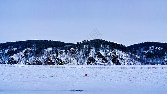 沙洲村冬天黑龙江省大兴安岭漠河北极村的黑龙江边对岸的俄罗斯背景