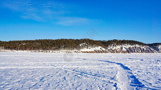 红脚印冬天黑龙江省大兴安岭漠河北极村的黑龙江边对岸的俄罗斯2背景