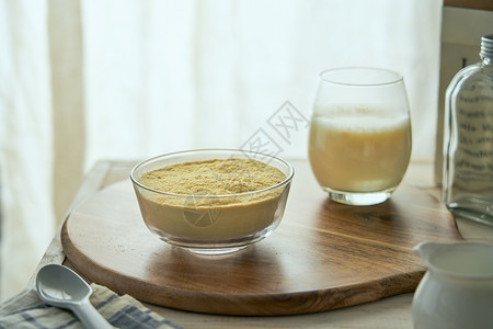 保健食品logo窗边木桌上的蛋白粉背景
