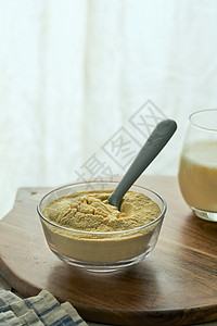 蛋白饮料窗边木桌上的蛋白粉背景