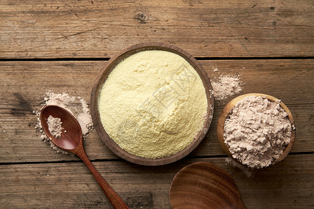 盐焗粉木板木桌上的蛋白粉背景