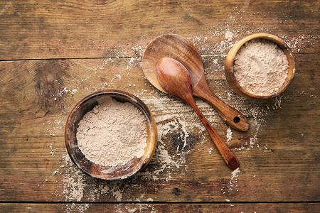 木板木桌上的蛋白粉图片