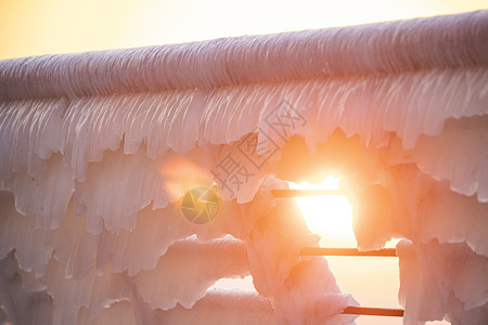 冬日降温海报海边被冰封的栏杆背景