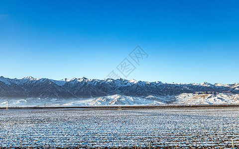 冬季雪后的祁连山脉背景图片