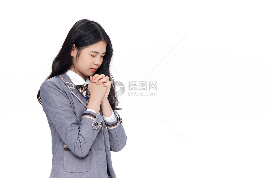 中学生女孩闭眼祈祷图片