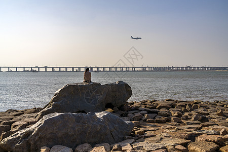 海上巨石深圳宝安四湾红树林背景