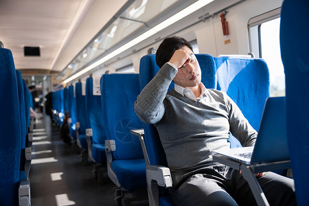 身体疲倦坐在火车上不舒服的男性背景