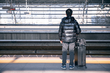 高铁冬季素材男性站在站台等待火车进站背景