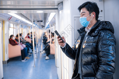 旅行车厢站在地铁上的人玩手机背景