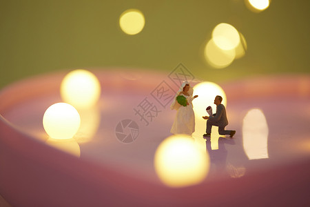 单膝跪地求婚的男性背景图片