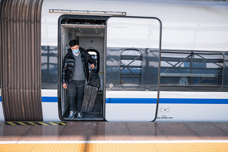 拉着行李箱准备上高铁的男性高清图片