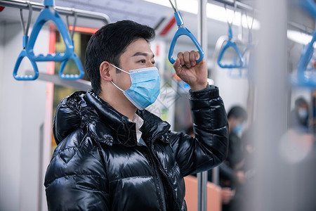 疫情期间乘坐地铁的男性背景图片