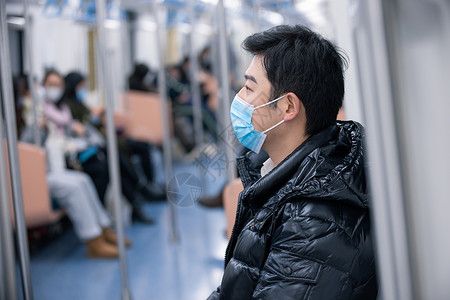 疫情期间戴着口罩乘坐地铁的男性背景图片