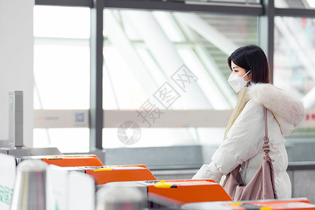 报销凭证通过闸机出站的女性背景