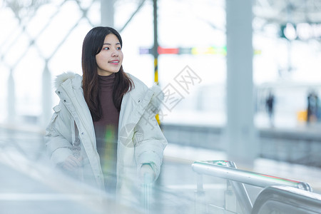 过年休假刚下火车乘坐附体准备出站的女性背景