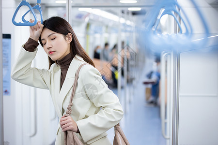 地铁上的人下班回家的女性疲惫的靠在扶手上背景