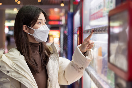 自助贩卖机疫情期间女性在火车站选购饮料背景