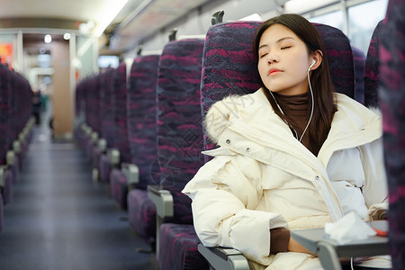 车上睡着女性在火车车厢里睡着背景