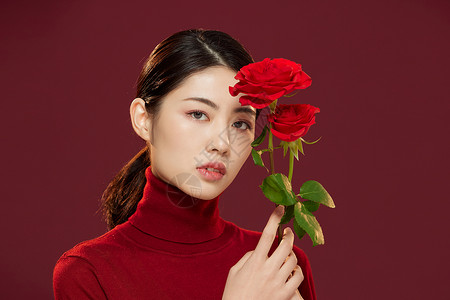 时尚美妆女性拿红玫瑰花高清图片