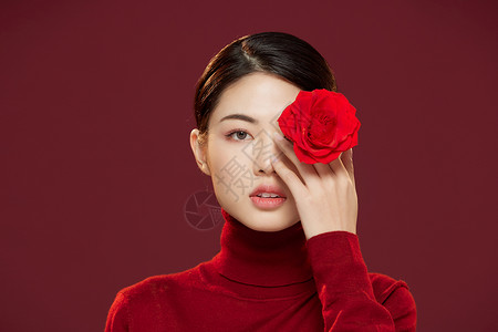 新年春节中国风美女拿玫瑰花图片