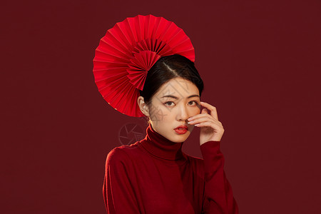 新年春节中国风国潮美女拿折纸扇高清图片