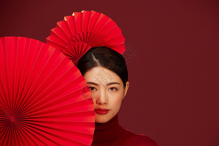 红色扇新年春节中国风国潮美女拿折纸扇背景