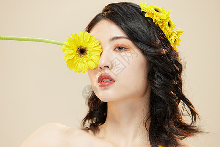 美女和鲜花创意美容妆面背景图片